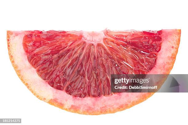 blood orange slice - bloedsinaasappel stockfoto's en -beelden