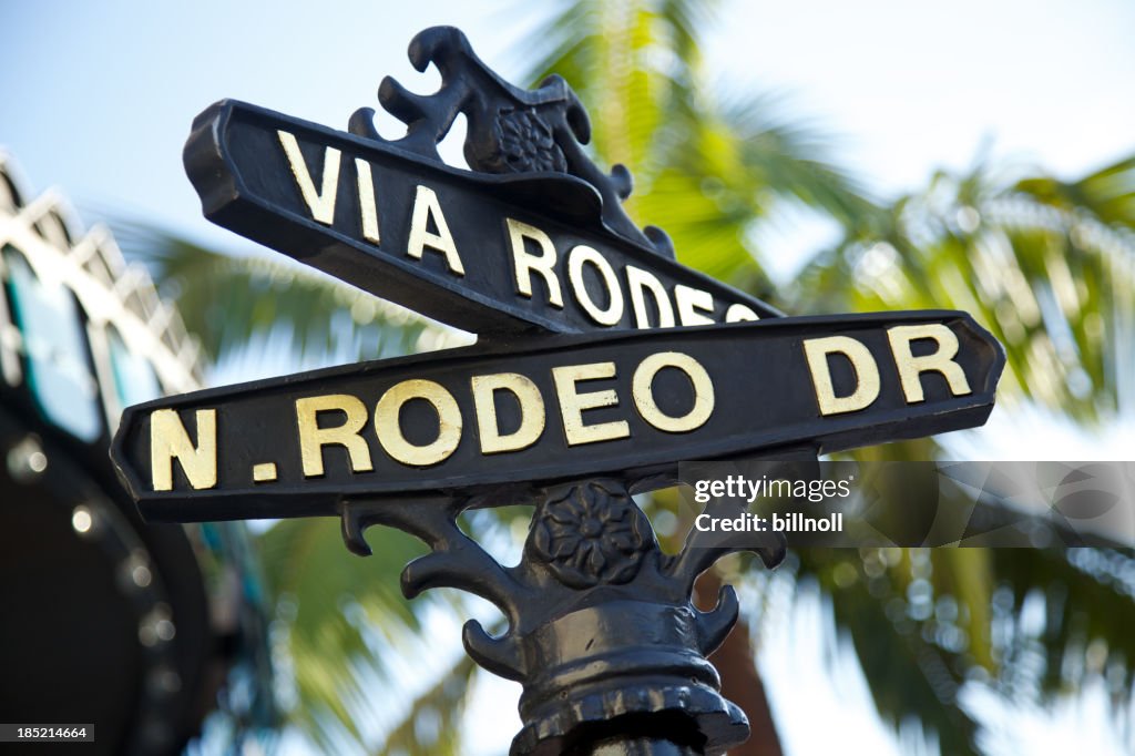 Rodeo Drive sinal com palmeiras, oliveiras em Beverly Hills
