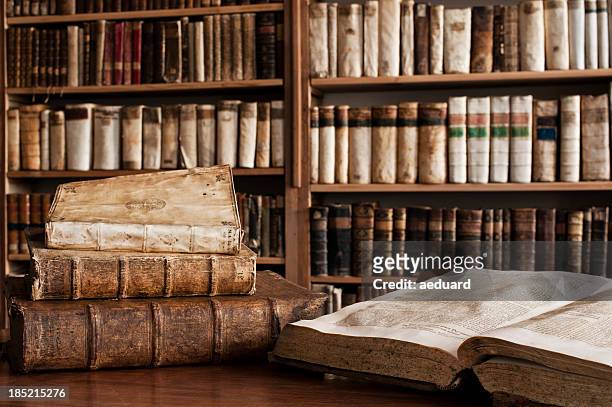 alte bücher in einer bibliothek - study older man stock-fotos und bilder