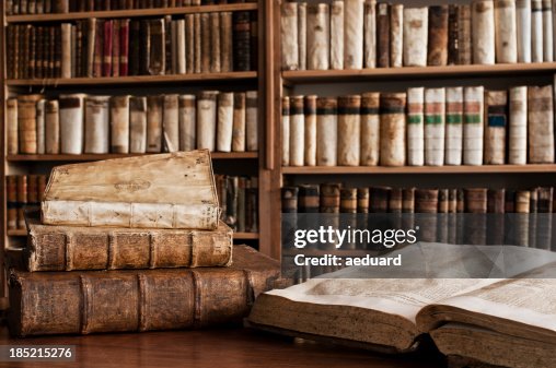Livres anciens dans une bibliothèque Livres anciens dans une bibliothèque