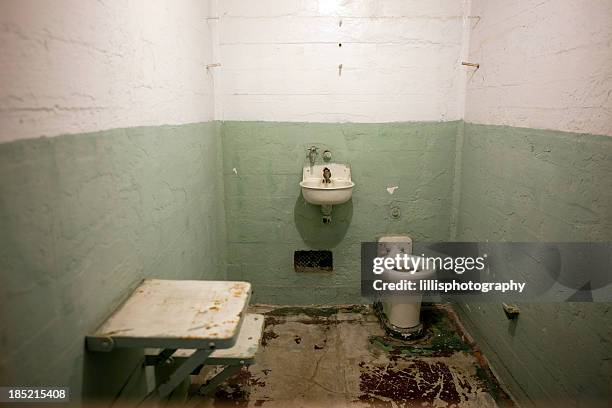 celda de cárcel en la isla de alcatraz - celda fotografías e imágenes de stock