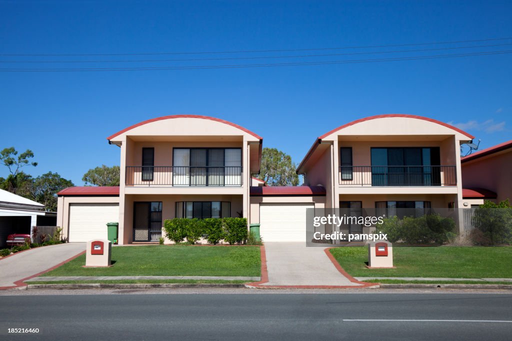 Trend Urbane Residenzen mit blauem Himmel