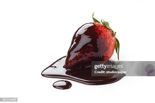 fresas con chocolate - chocolate dipped fotografías e imágenes de stock