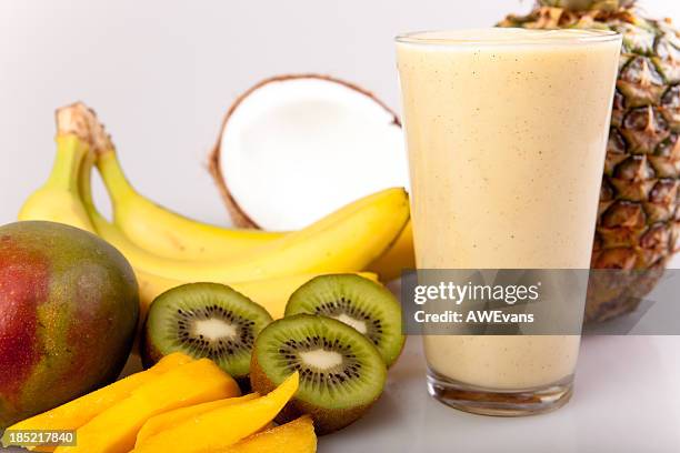 ananas, kokosnuss obst-smoothie - mango coconut stock-fotos und bilder