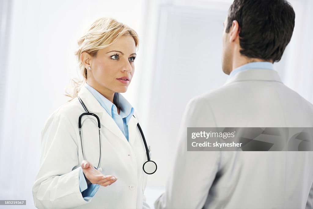 Médico com o paciente