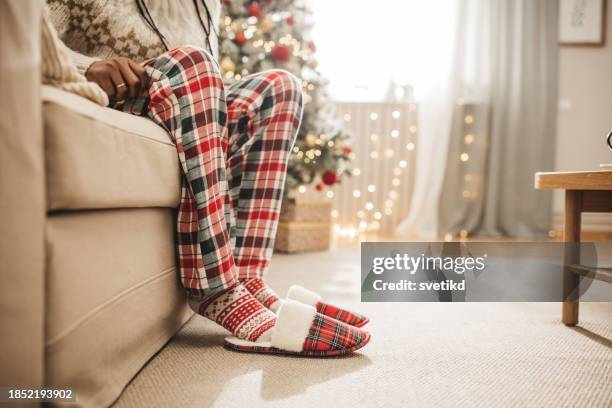 getting up from sofa on christmas - pijama imagens e fotografias de stock