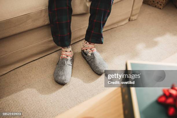 getting up from sofa on christmas - chinelos imagens e fotografias de stock