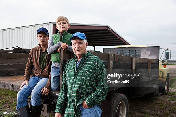 família de várias gerações de trabalho nas explorações - old truck imagens e fotografias de stock