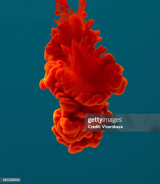 tinta roja disolver en agua. - blood color fotografías e imágenes de stock