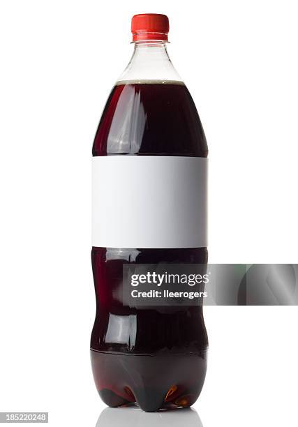 cola botella con una etiqueta en blanco sobre un fondo blanco - soda fotografías e imágenes de stock