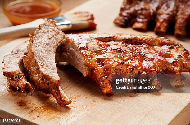 costillas de barbacoa - cerdo fotografías e imágenes de stock