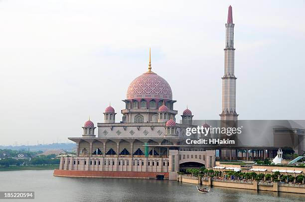 mesquita putrajaya na malásia - putrajaya imagens e fotografias de stock
