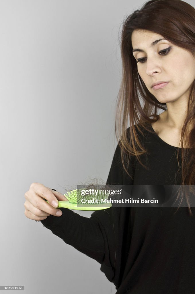 Hermosa mujer Pérdida de pelo en cepillo para el cabello