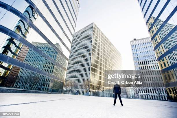 businessman - buildings looking up stockfoto's en -beelden