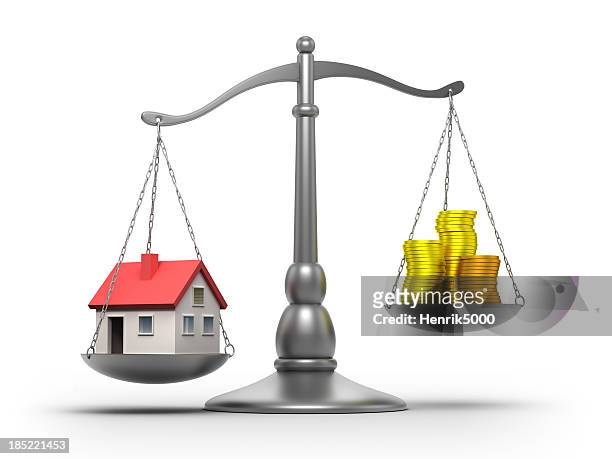 scales with house and money - isolated / clipping path - inexpensive stockfoto's en -beelden