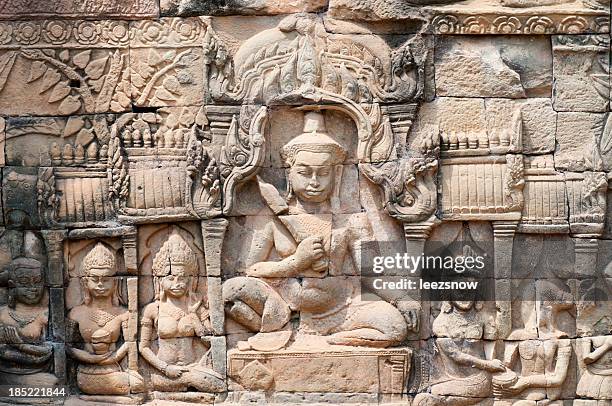 bayon temple carvings - bayontempel stockfoto's en -beelden