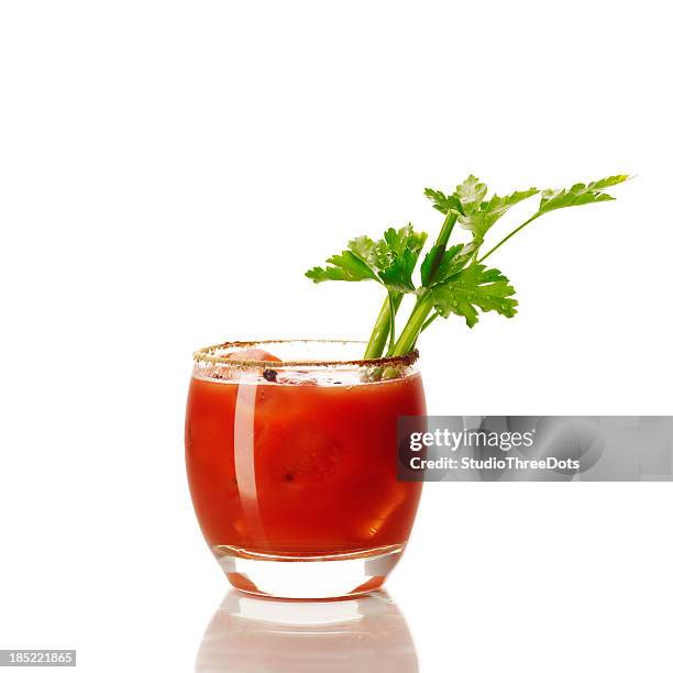 bloody mary cocktail - tomatensap stockfoto's en -beelden