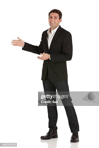 portrait d'un homme d'affaires heureux gestes - presentation chaussure photos et images de collection