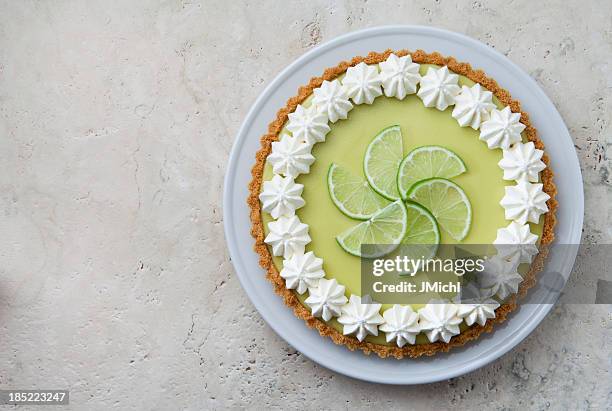 key lime pie with whipped cream rosettes and lime slices. - pie stockfoto's en -beelden
