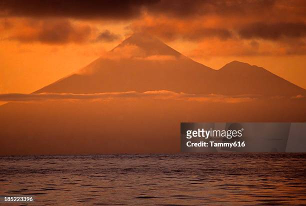 火山の夕日 - パプアニューギニア ストックフォトと画像