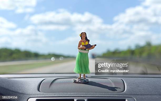 panel bailarina de hula - car dashboard fotografías e imágenes de stock