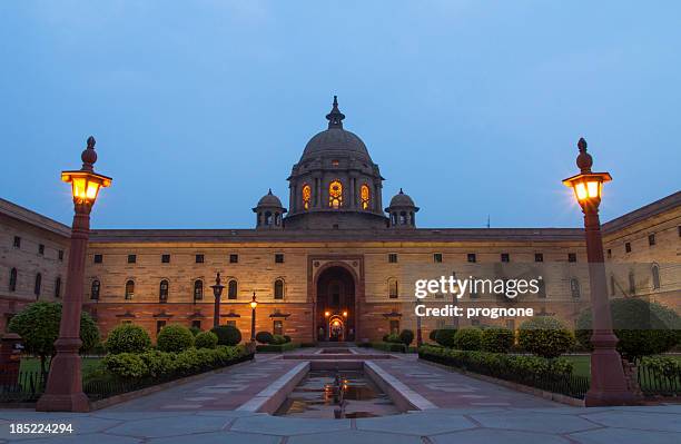 new delhi president house at night - rashtrapati bhavan presidential palace stock pictures, royalty-free photos & images