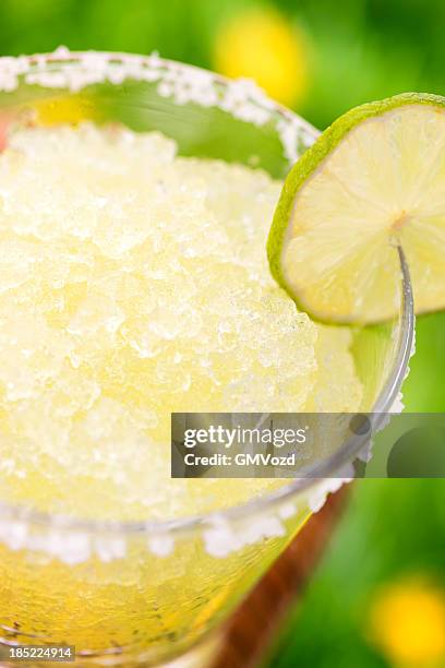 margarita with lime and crushed ice - crushed ice stockfoto's en -beelden