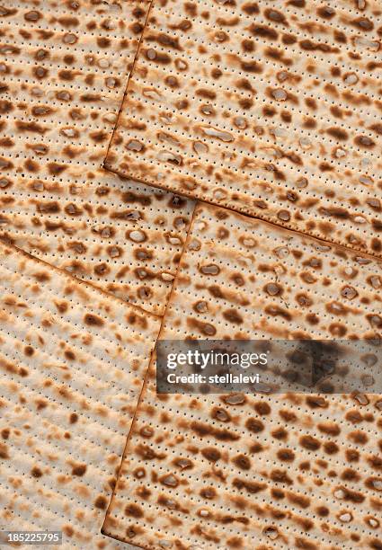 matze brot hintergrund - matzah stock-fotos und bilder