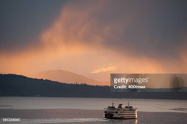 seattle ferry crossing - elliott bay stockfoto's en -beelden
