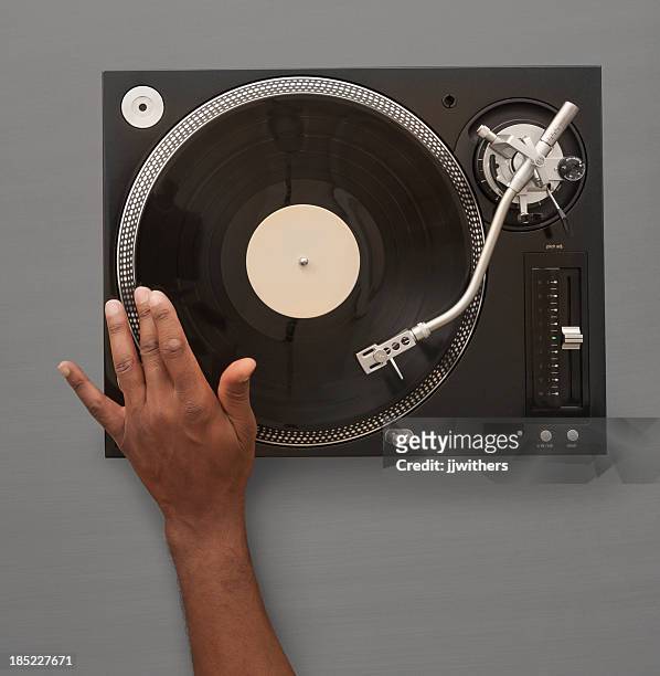 アフリカ系アメリカ人の手でスピニング記録でテーブル - dj ストックフォトと画像