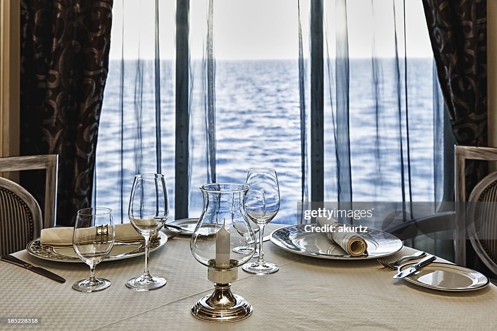 Feine Restaurants Gedeckter Tisch für zwei Personen mit Blick auf das Meer