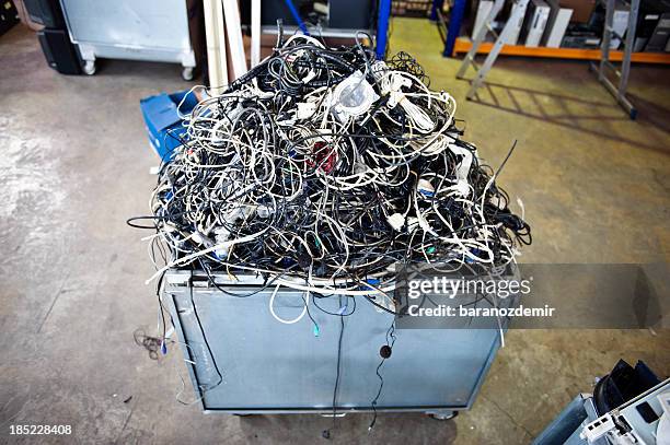 computer and electronic cables - cable mess stockfoto's en -beelden