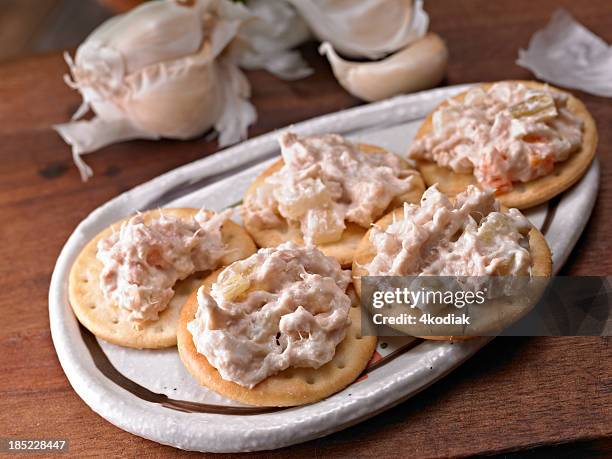 tuna salad on cracker - tonijnsalade stockfoto's en -beelden