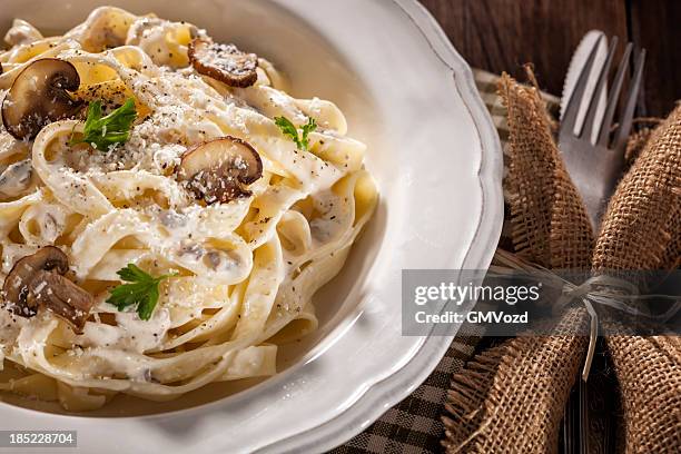 tagliatelle con champiñones - tagliatelle fotografías e imágenes de stock