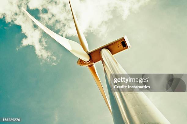 turbina eólica com verde sky - wind energy - fotografias e filmes do acervo