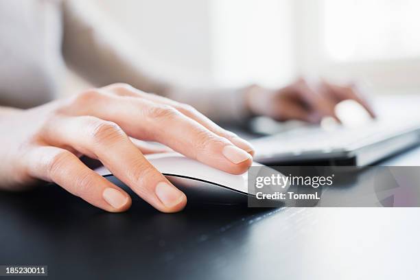 mano con computer mouse - tastiera di computer foto e immagini stock