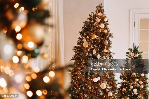 christmas interior of the living room. christmas background. decorated house with christmas trees and cozy sofa close-up - living room wallpaper stock-fotos und bilder