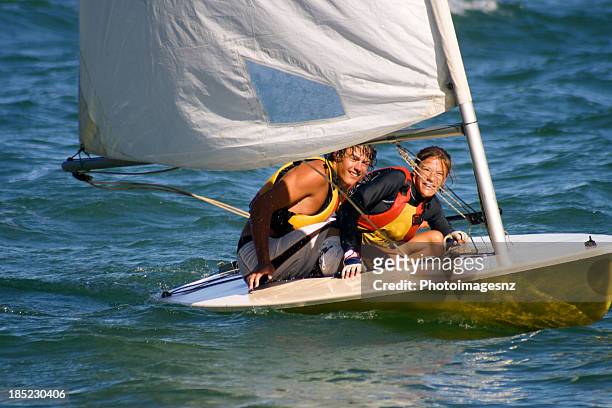 irmão e irmã de vela dinghy em pequenas - kid sailing imagens e fotografias de stock