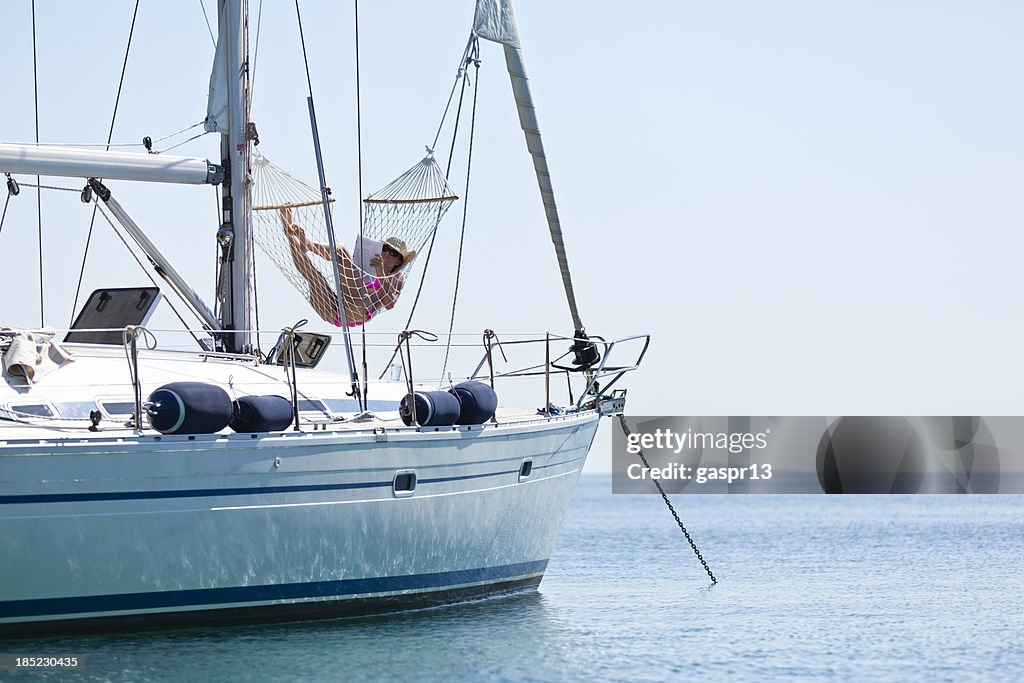 Giovane donna di relax su un'amaca