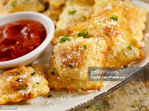 fritto ravioli - ravioli foto e immagini stock
