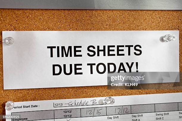 time sheet notice - prikkaart stockfoto's en -beelden