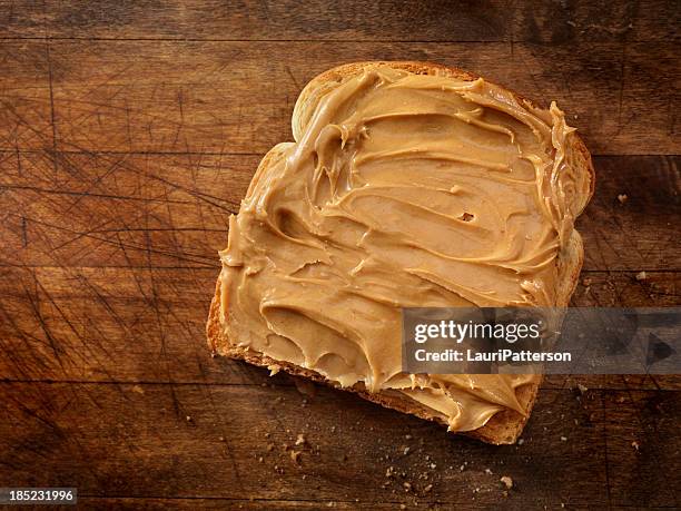 peanut butter auf toast - erdnussbutter stock-fotos und bilder