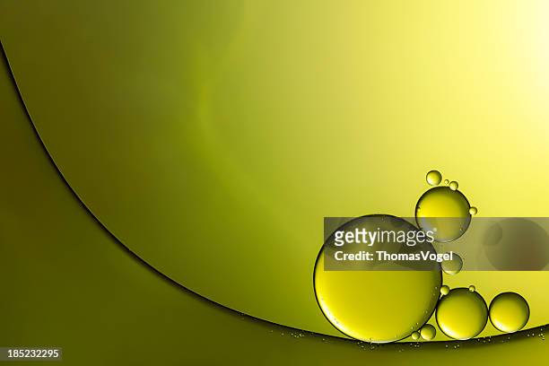 olio & acqua sfondo astratto verde macro - still life foto e immagini stock