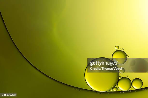 oil & water - abstract background green macro - oil stockfoto's en -beelden