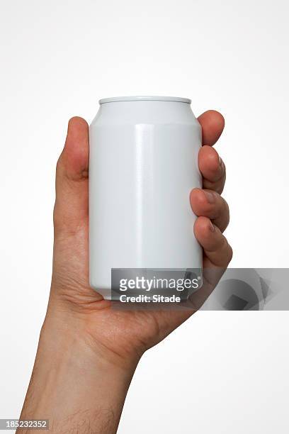 hand hält einen drink können mit clipping path - canned goods stock-fotos und bilder