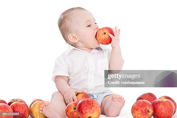 lindo bebê menino com maçãs - rodeando - fotografias e filmes do acervo