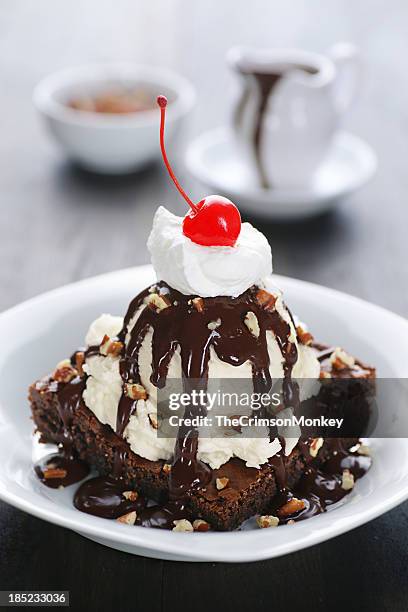 brownie sundae - filet de caramel photos et images de collection