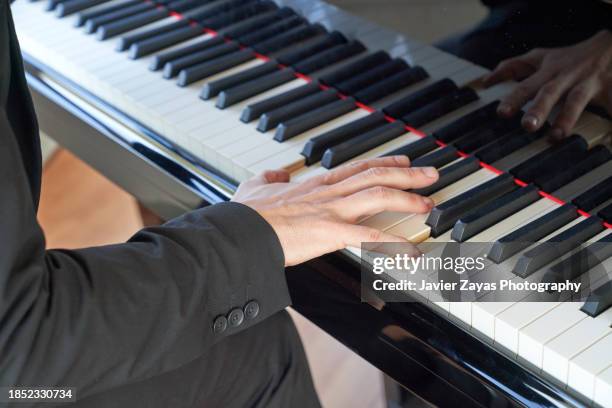 male pianist playing grand piano - pianist stockfoto's en -beelden