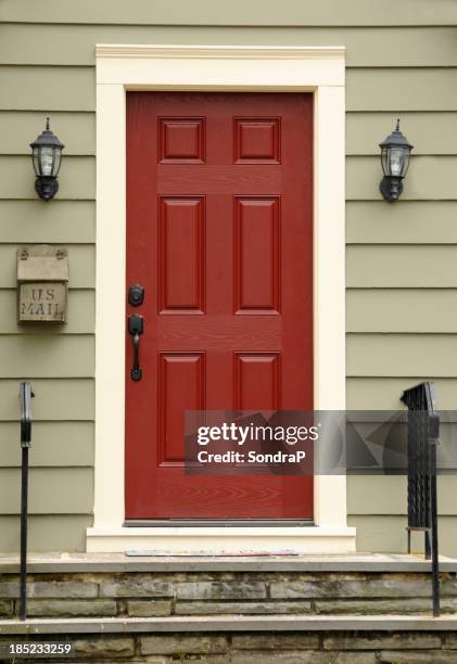 red door - voordeur stockfoto's en -beelden