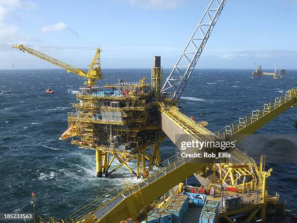 production platform complex - noordzee stockfoto's en -beelden